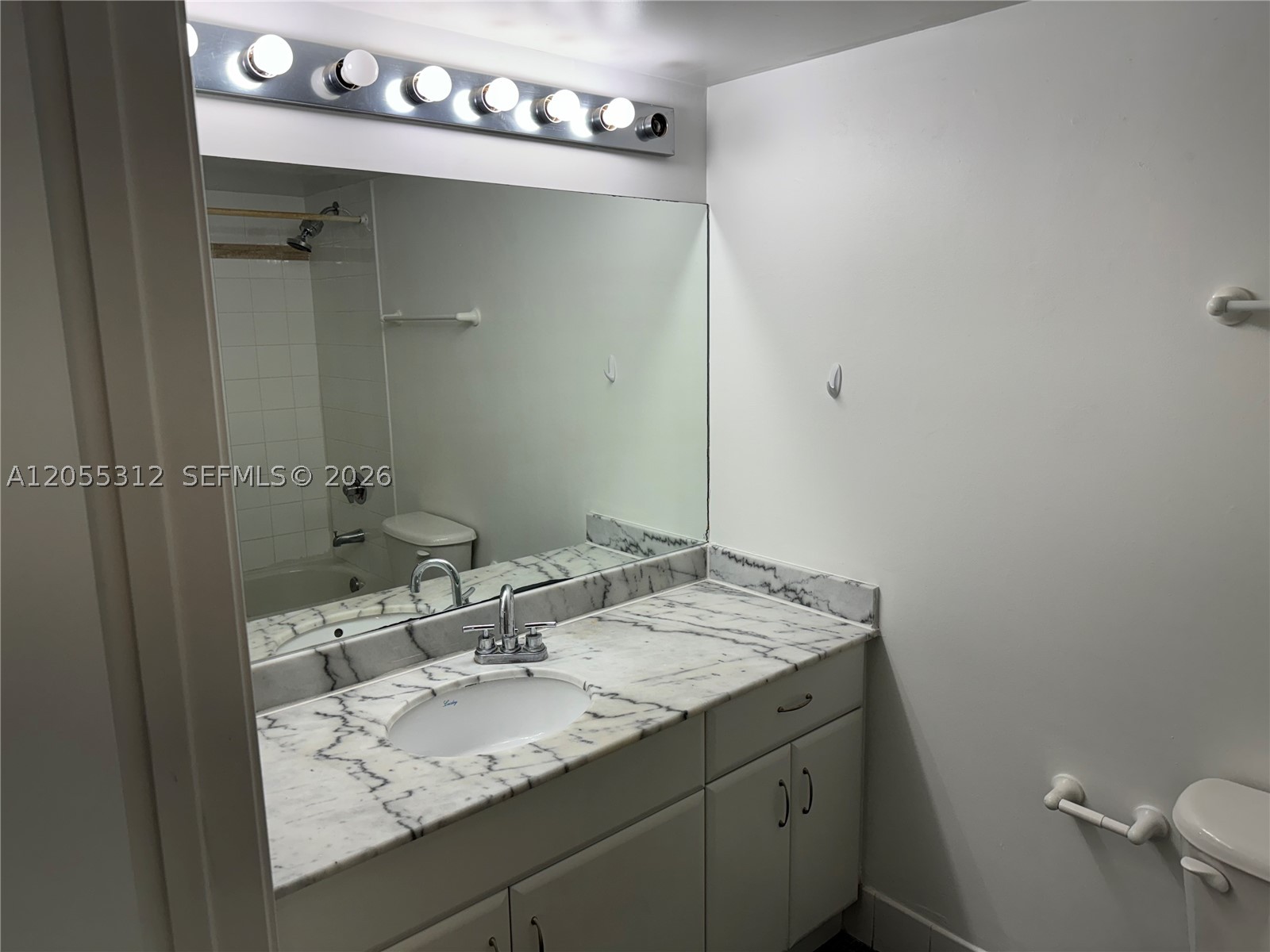 1200 Brickell Bay Dr #2310 Miami, FL 33131