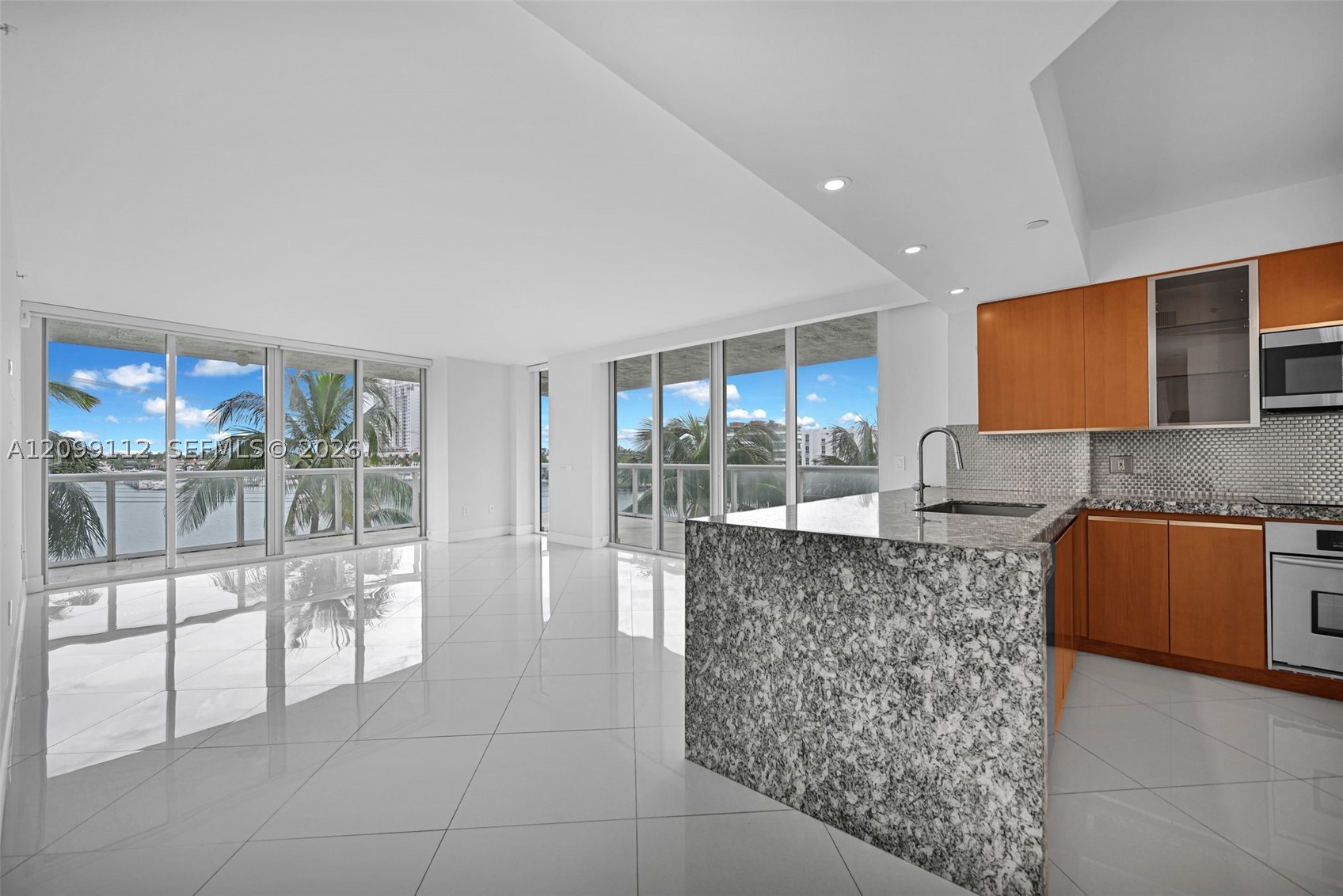 10 Venetian Way #404