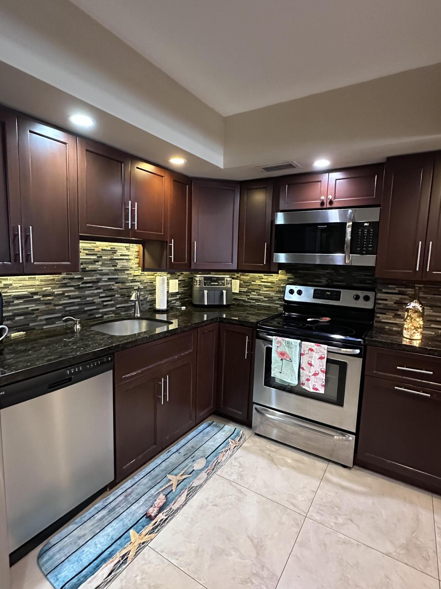 3121 NE 51st #103e