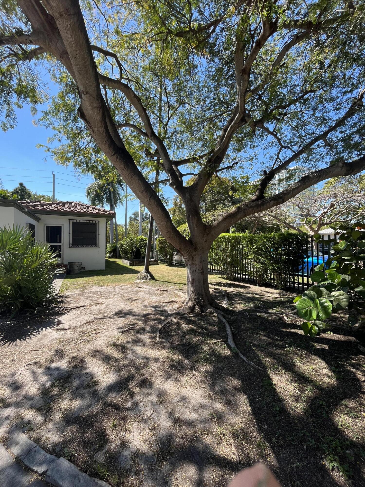 175 SW 25th Miami, FL 33129
