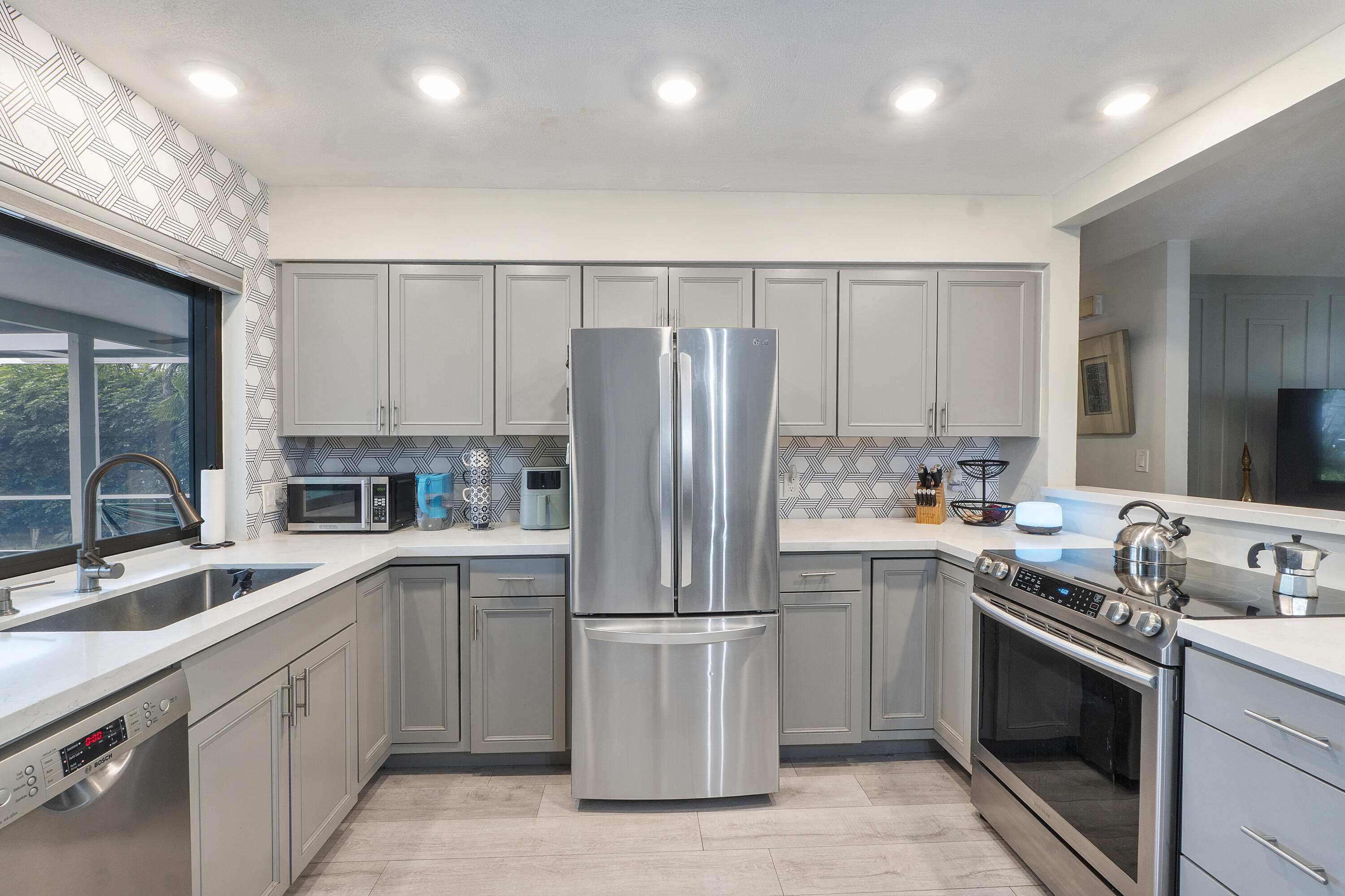 4450 NW 19th Ave Oakland Park, FL 33309
