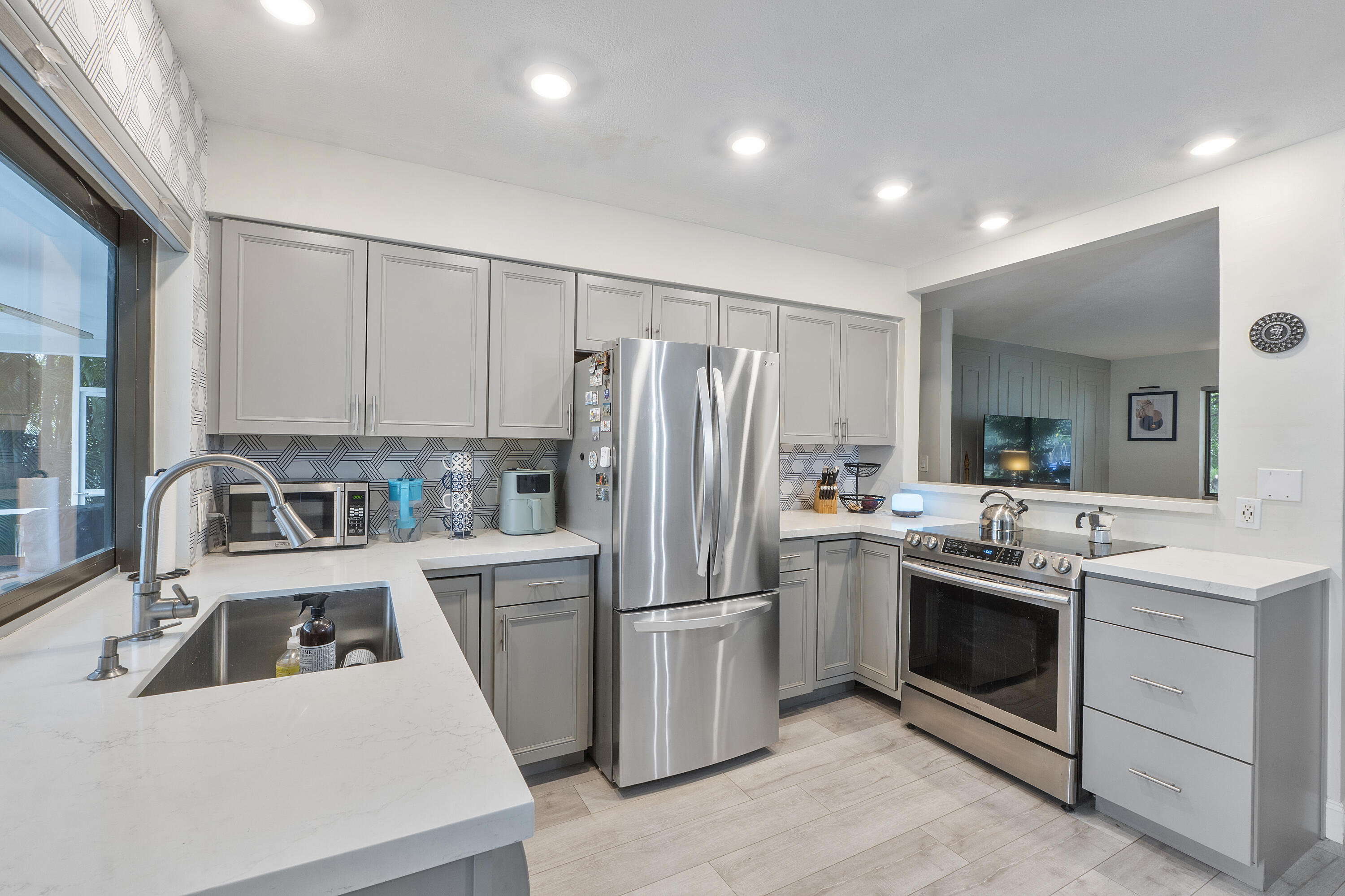 4450 NW 19th Ave Oakland Park, FL 33309