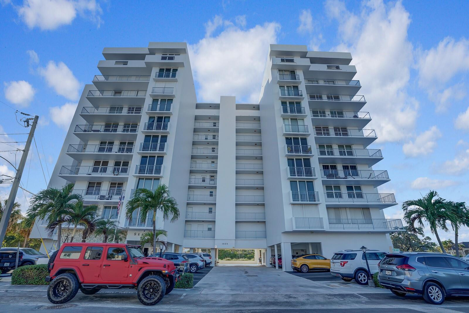 1609 N Riverside Dr #Unit 304