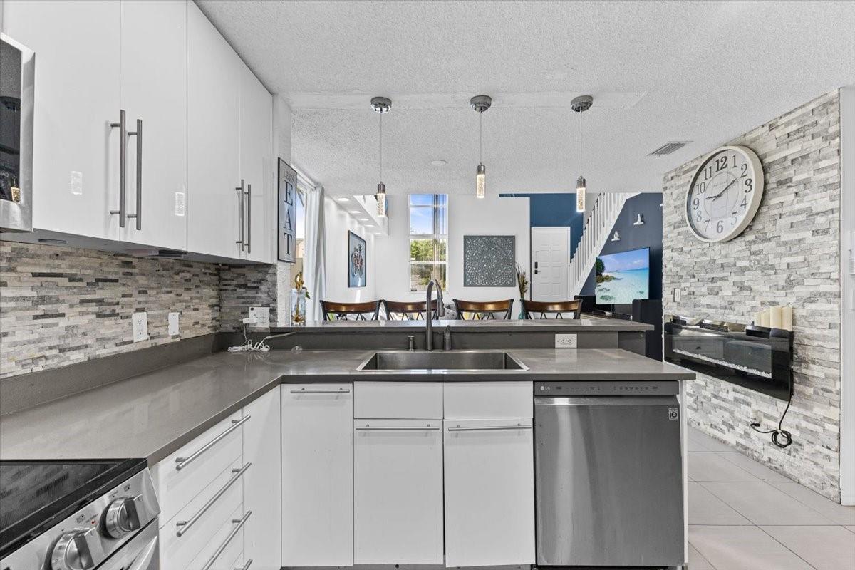 9831 NW 2nd St,Plantation, FL 33324