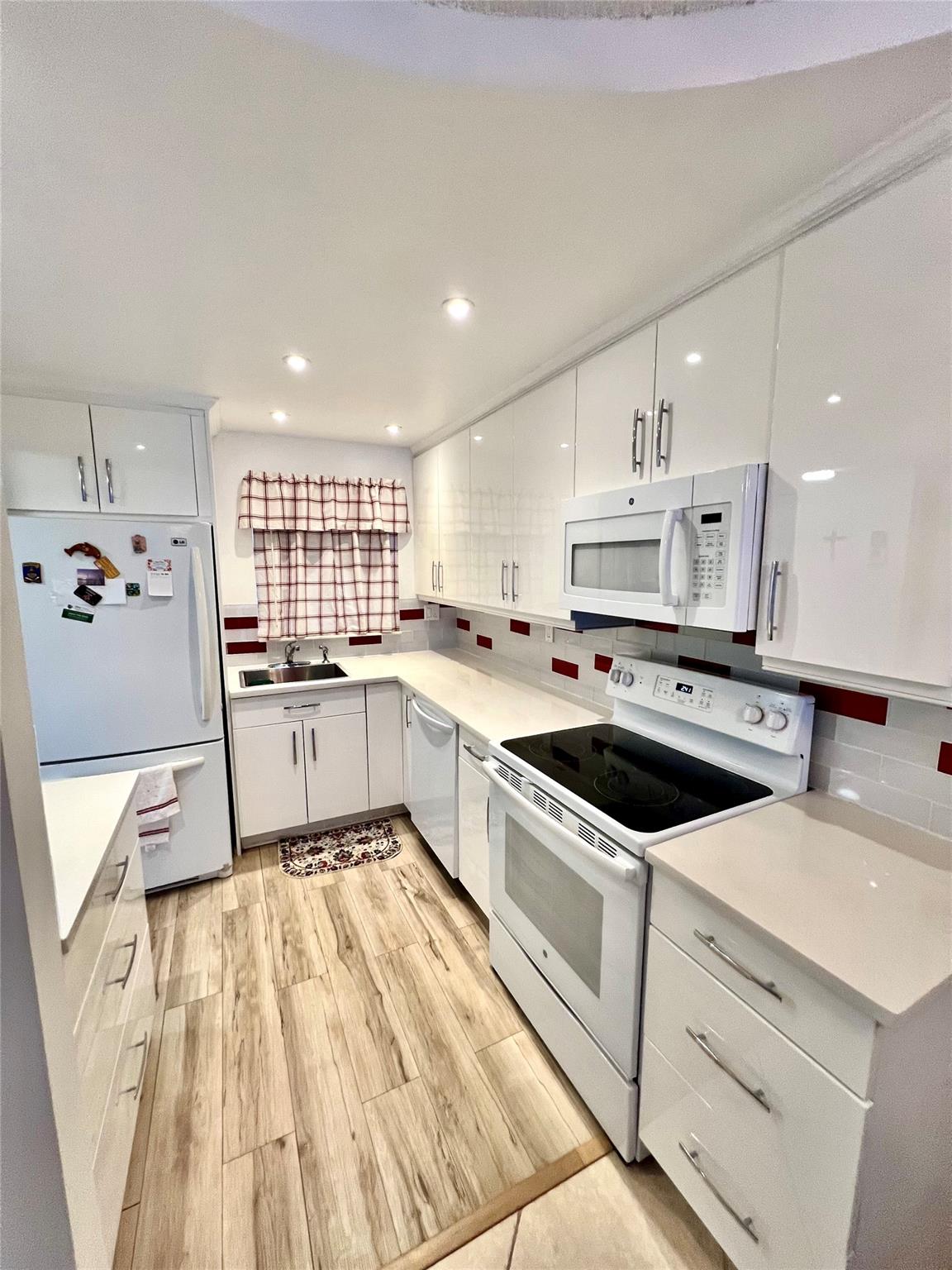 9660 Sunrise Lks Blvd #208