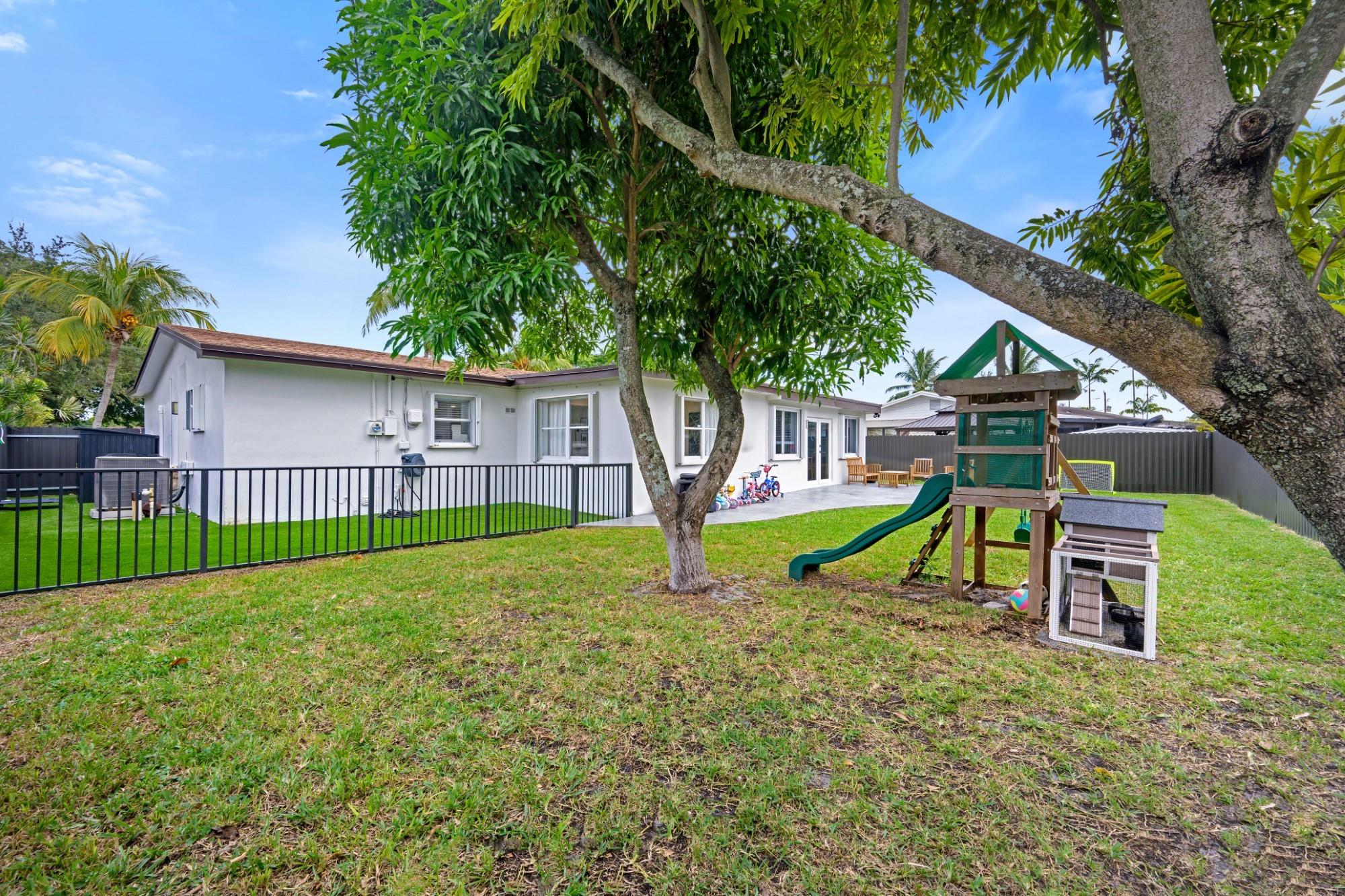 300 SW 65th Way Pembroke Pines, FL 33023