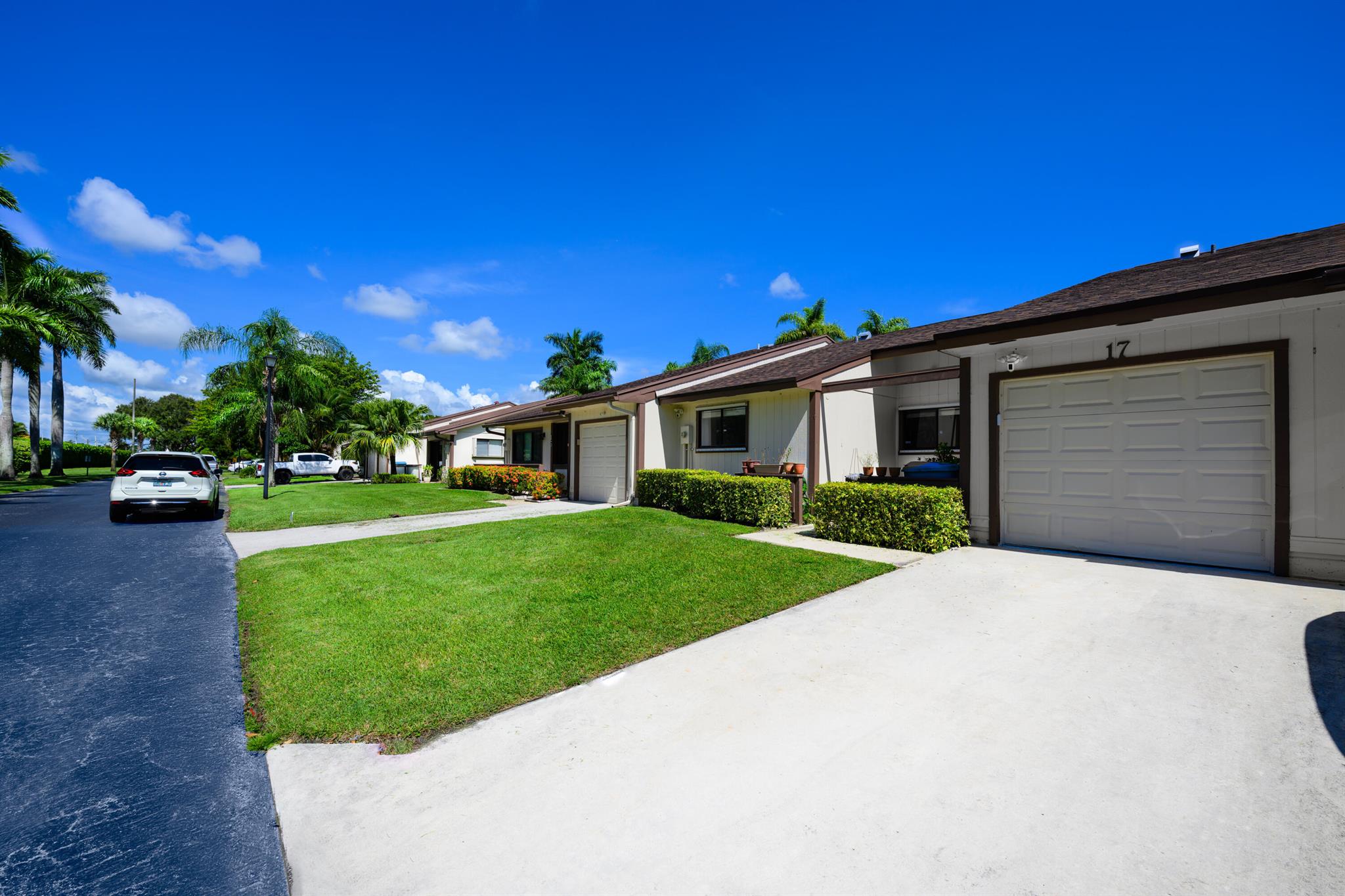 17 Mayfair Ln