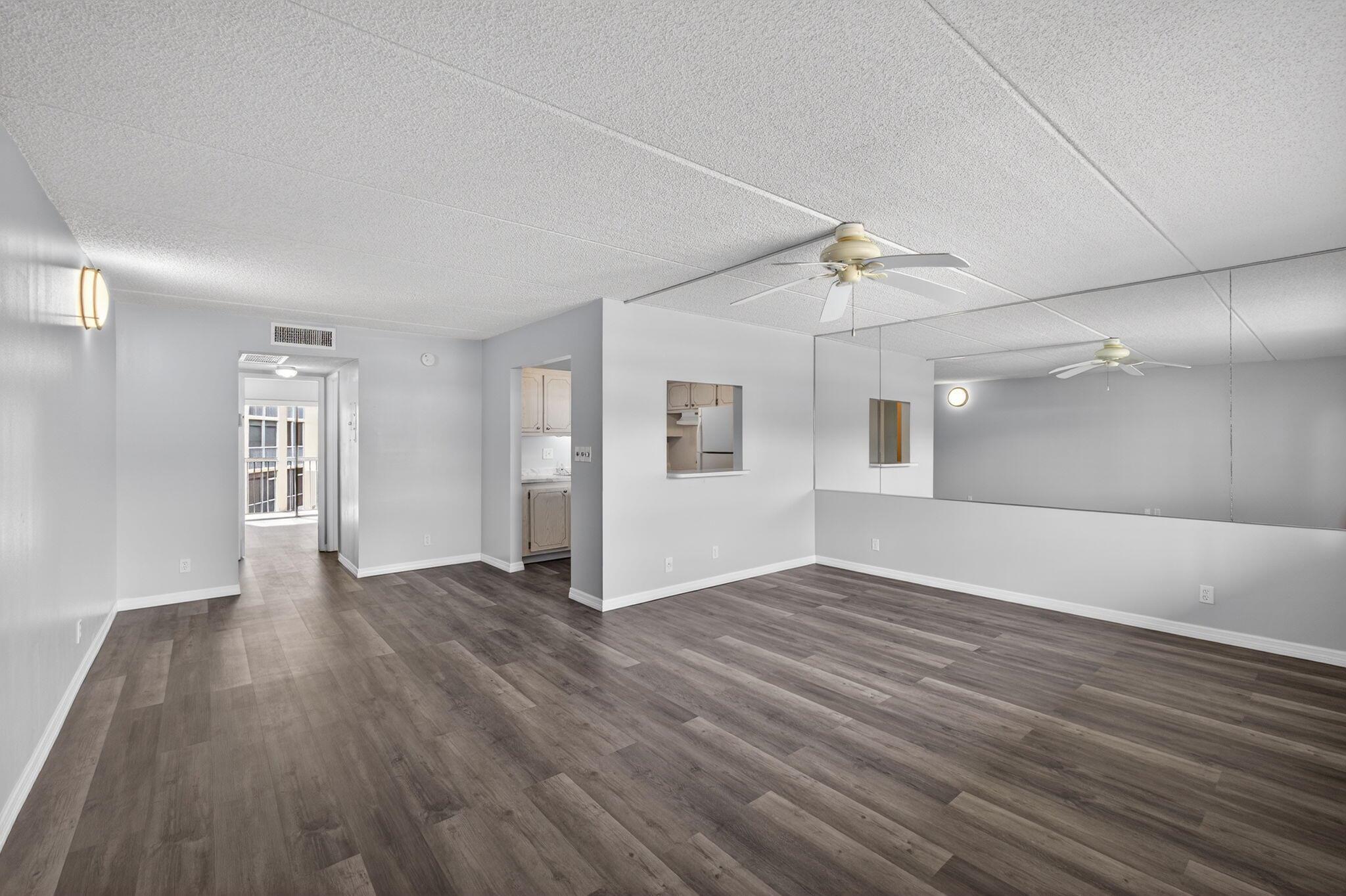 700 Village Grn Ct #206