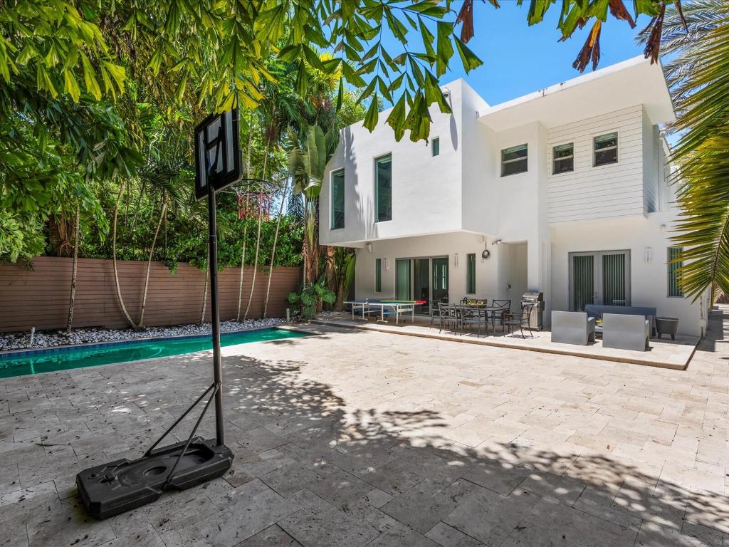 3917 S Le Jeune Miami, FL 33146