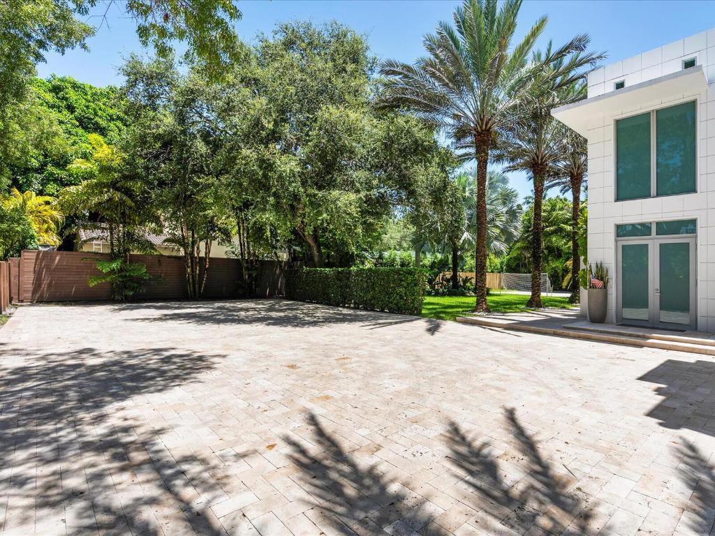 3917 S Le Jeune Miami, FL 33146