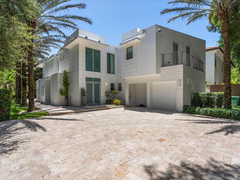 3917 S Le Jeune Miami, FL 33146