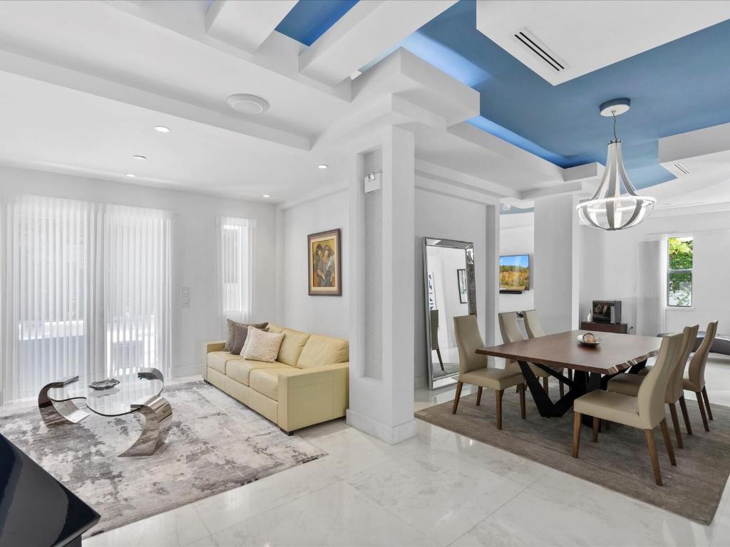 3917 S Le Jeune Miami, FL 33146