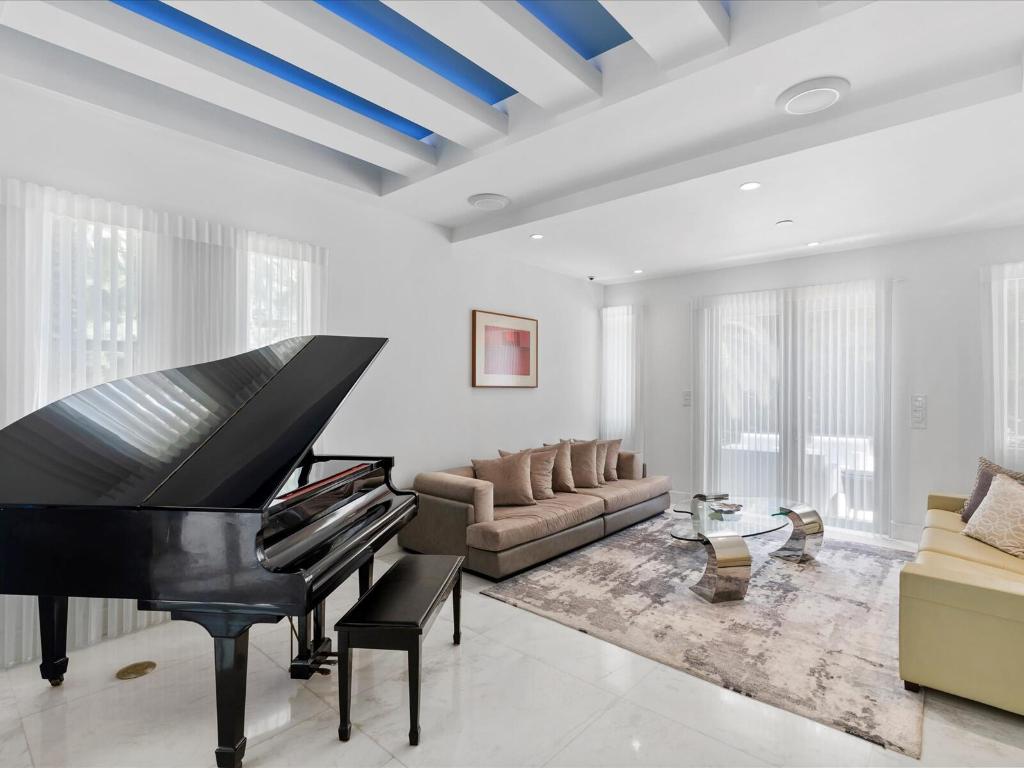 3917 S Le Jeune Miami, FL 33146