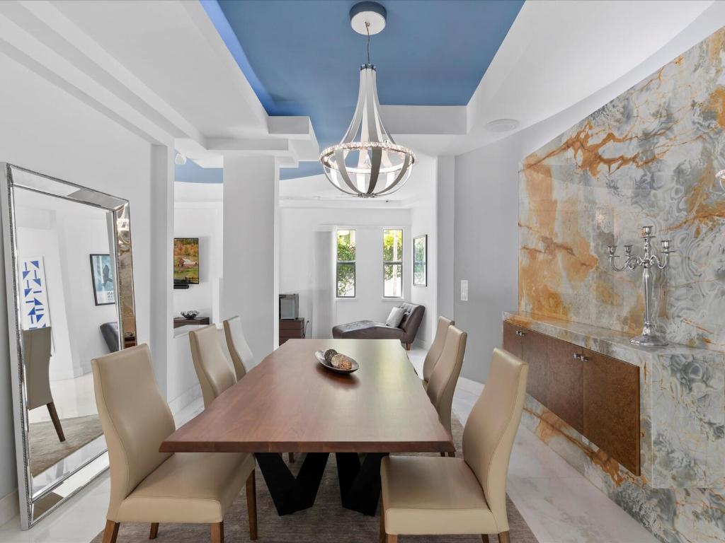 3917 S Le Jeune Miami, FL 33146