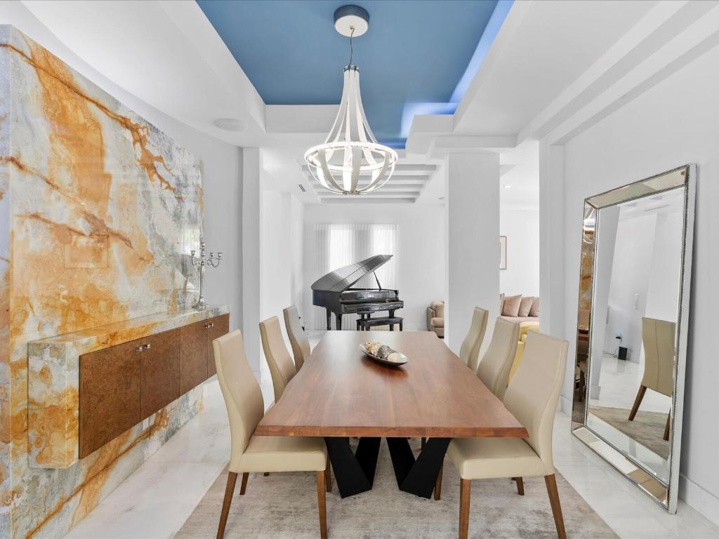 3917 S Le Jeune Miami, FL 33146