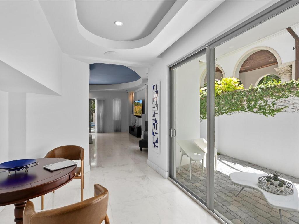 3917 S Le Jeune Miami, FL 33146