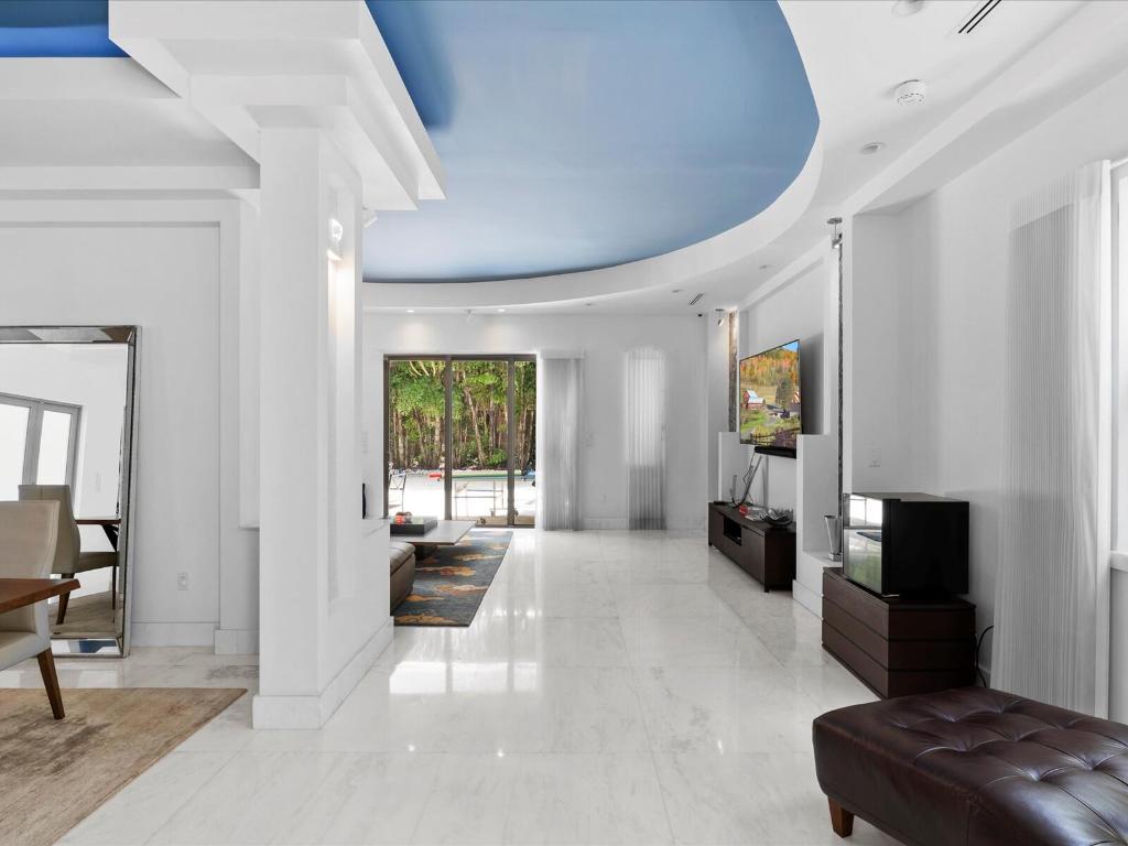 3917 S Le Jeune Miami, FL 33146