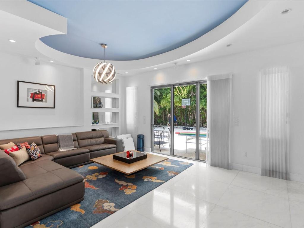 3917 S Le Jeune Miami, FL 33146