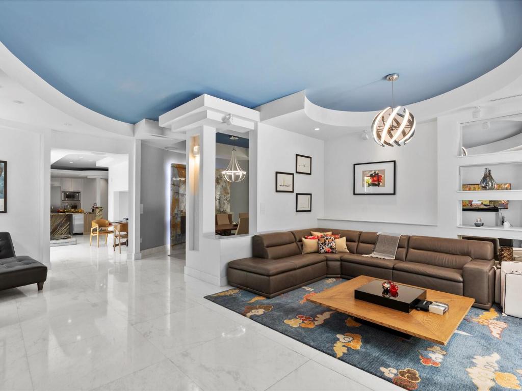 3917 S Le Jeune Miami, FL 33146