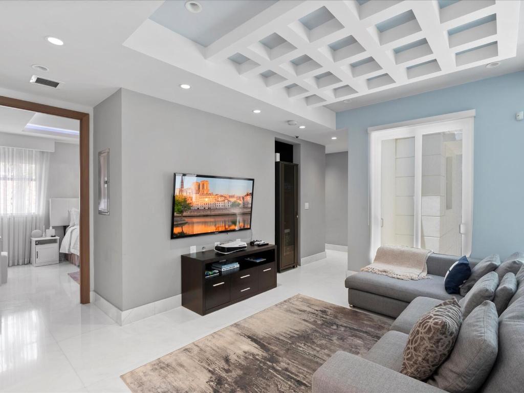 3917 S Le Jeune Miami, FL 33146