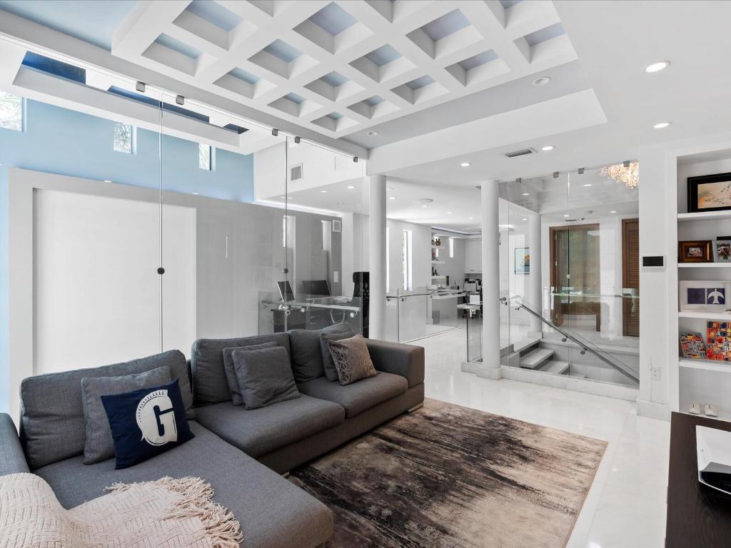 3917 S Le Jeune Miami, FL 33146