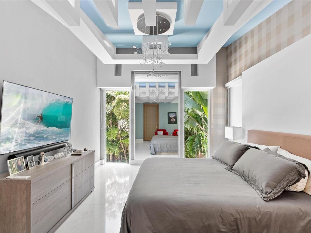 3917 S Le Jeune Miami, FL 33146