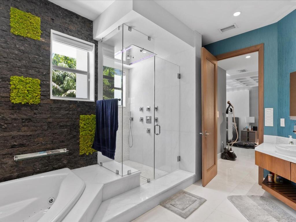 3917 S Le Jeune Miami, FL 33146