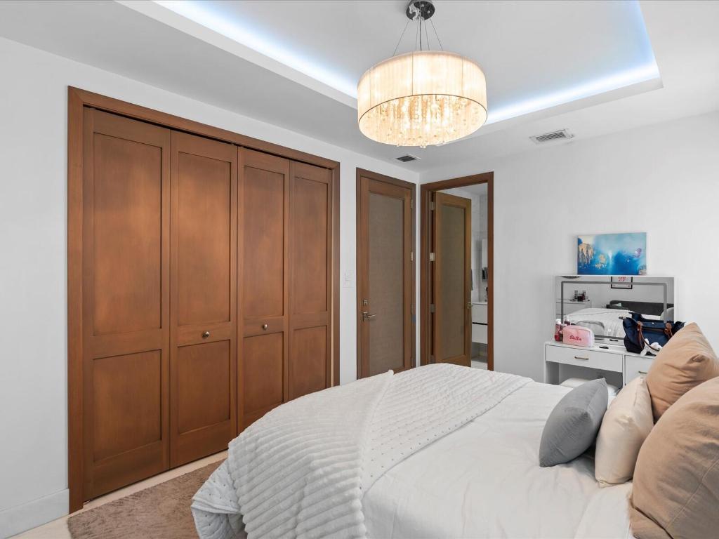 3917 S Le Jeune Miami, FL 33146