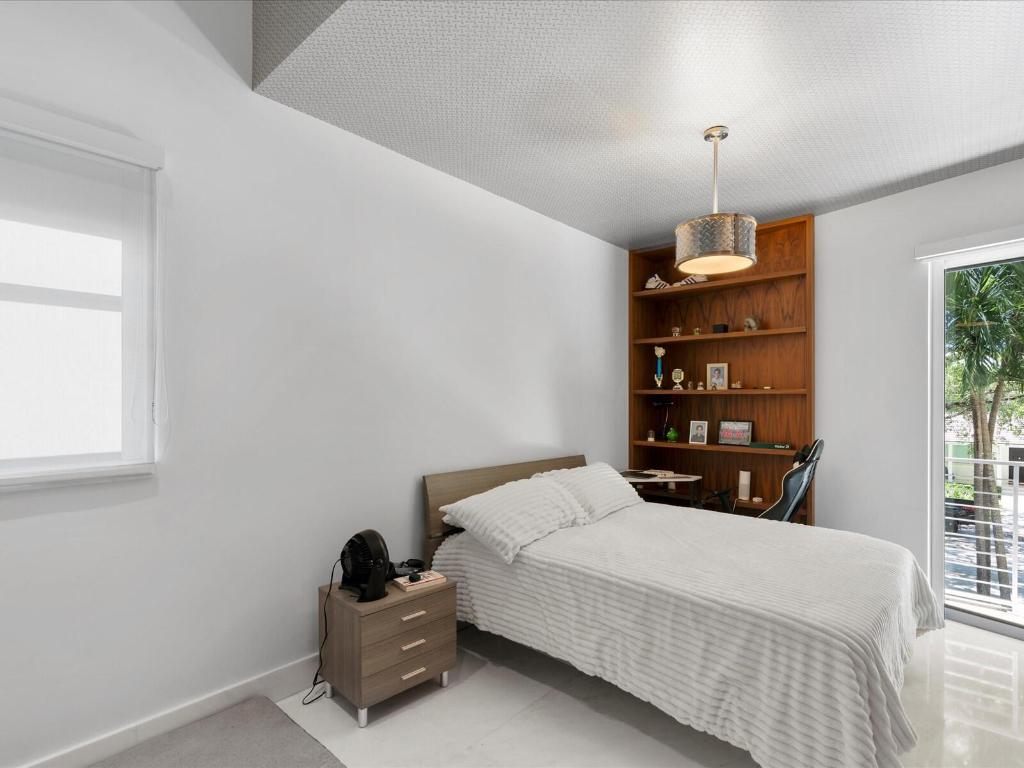 3917 S Le Jeune Miami, FL 33146