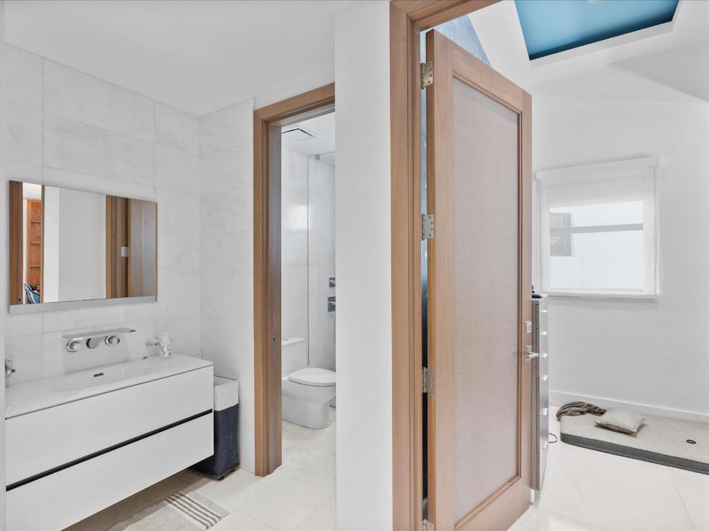 3917 S Le Jeune Miami, FL 33146