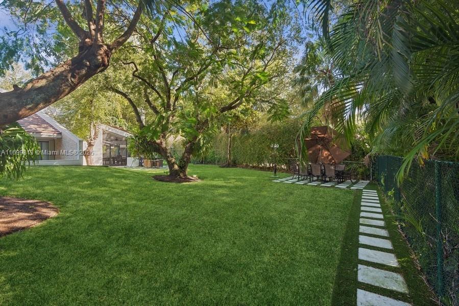 7001 Robles St Coral Gables, FL 33143 7001 Robles St Coral Gables, FL 33143