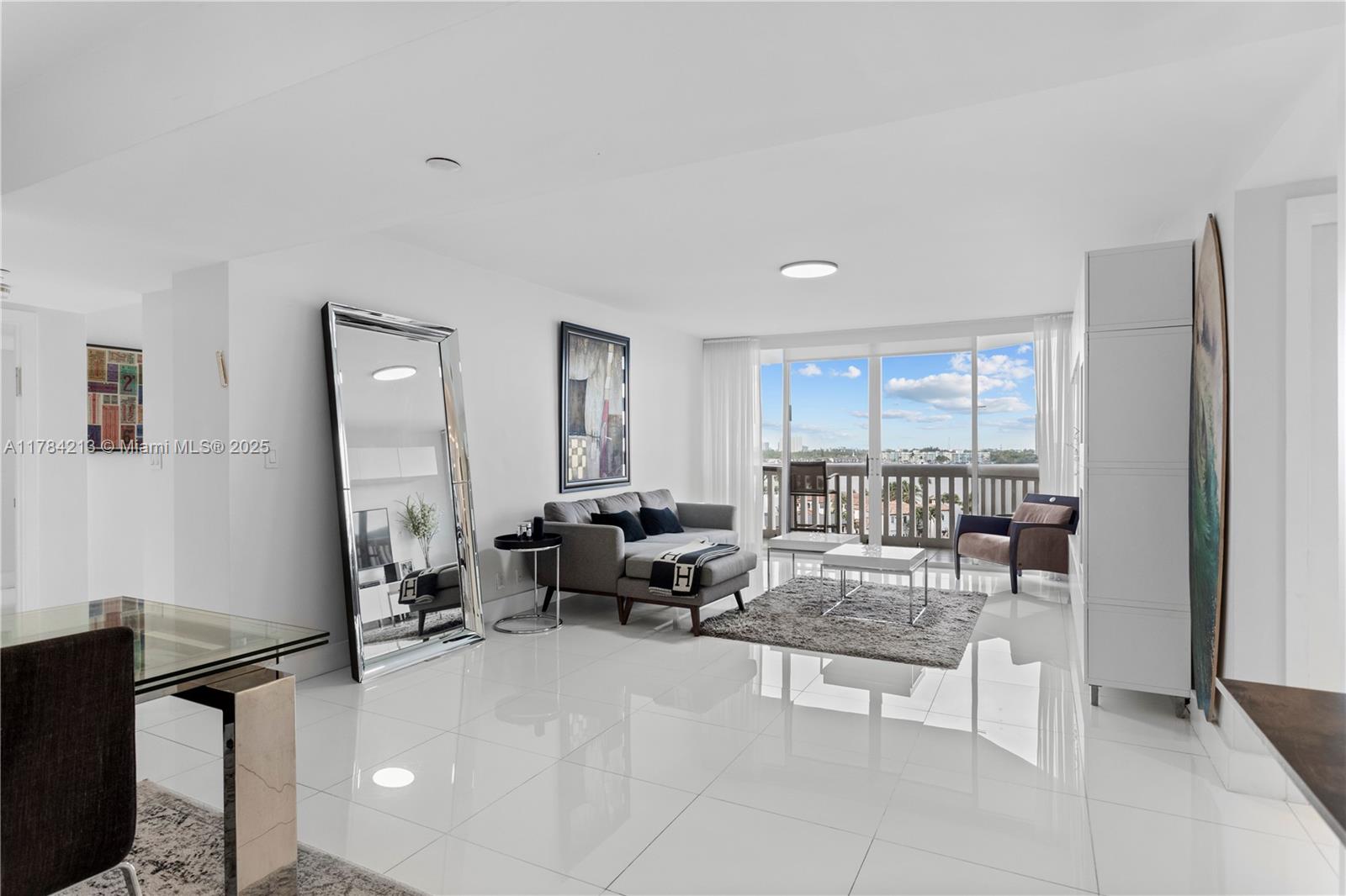 1000 W Island Blvd #812,Aventura, FL 33160