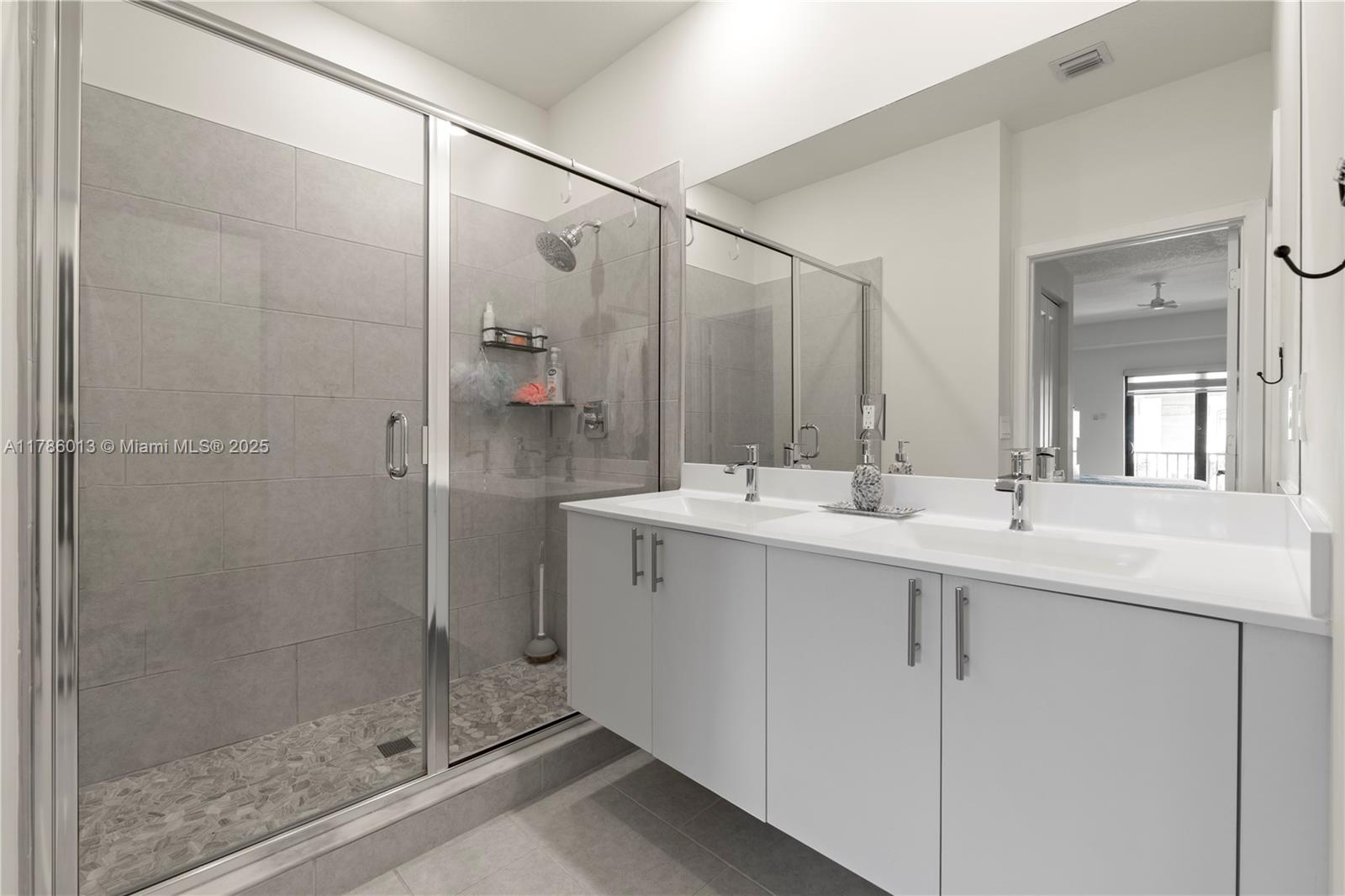 8292 NW 43rd St,Doral, FL 33166