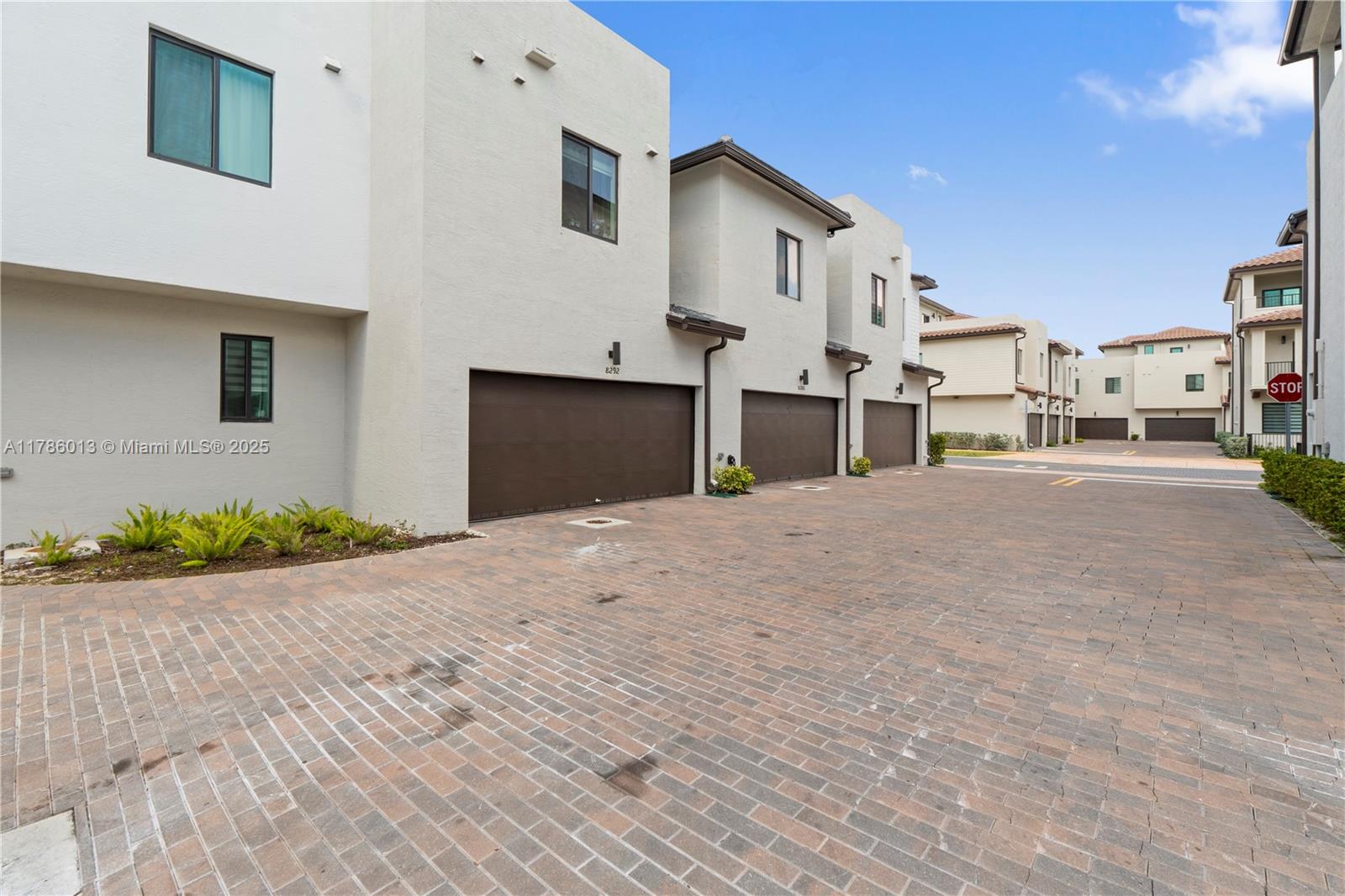 8292 NW 43rd St,Doral, FL 33166