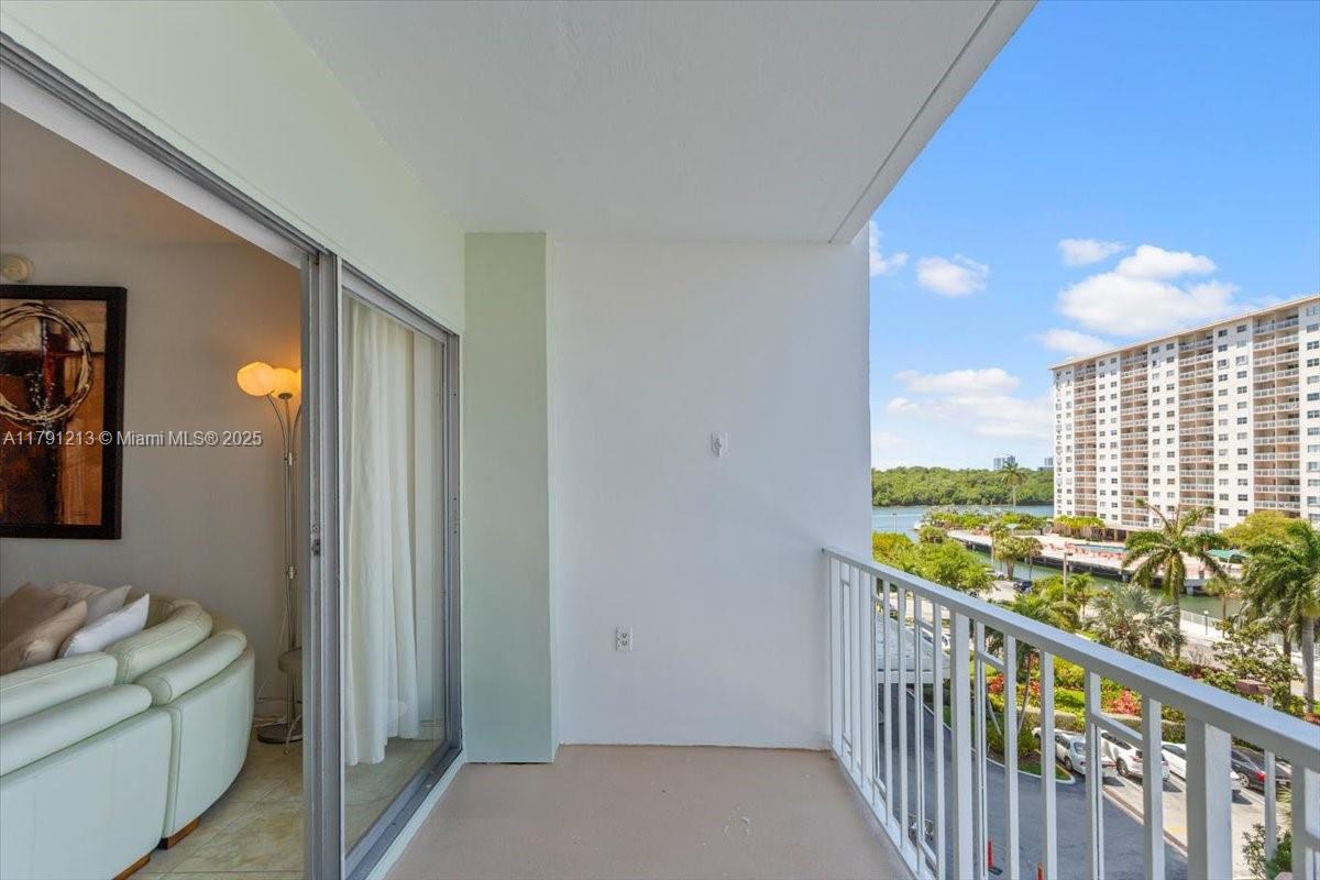 500 Bayview Dr #527 Sunny Isles Beach, FL 33160 500 Bayview Dr #527 Sunny Isles Beach, FL 33160