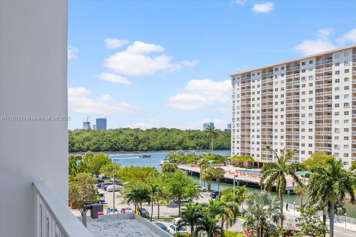 500 Bayview Dr #527 Sunny Isles Beach, FL 33160 500 Bayview Dr #527 Sunny Isles Beach, FL 33160