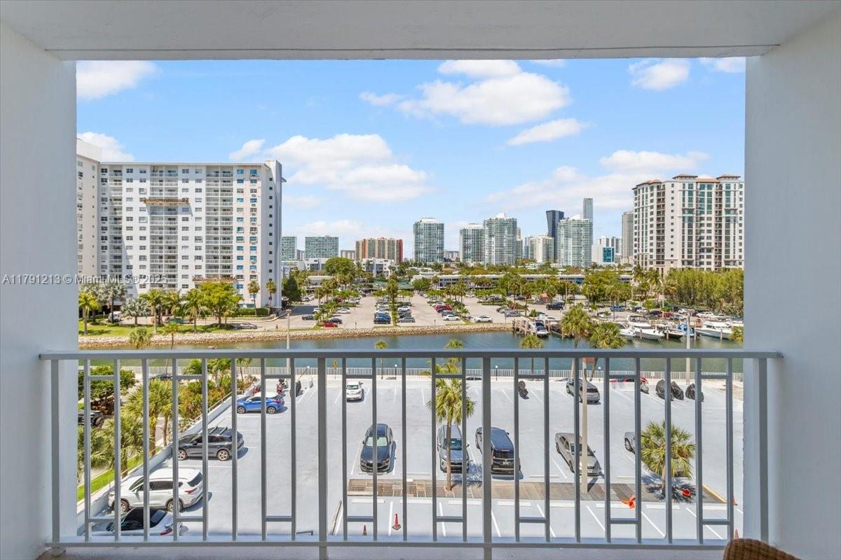500 Bayview Dr #527 Sunny Isles Beach, FL 33160 500 Bayview Dr #527 Sunny Isles Beach, FL 33160