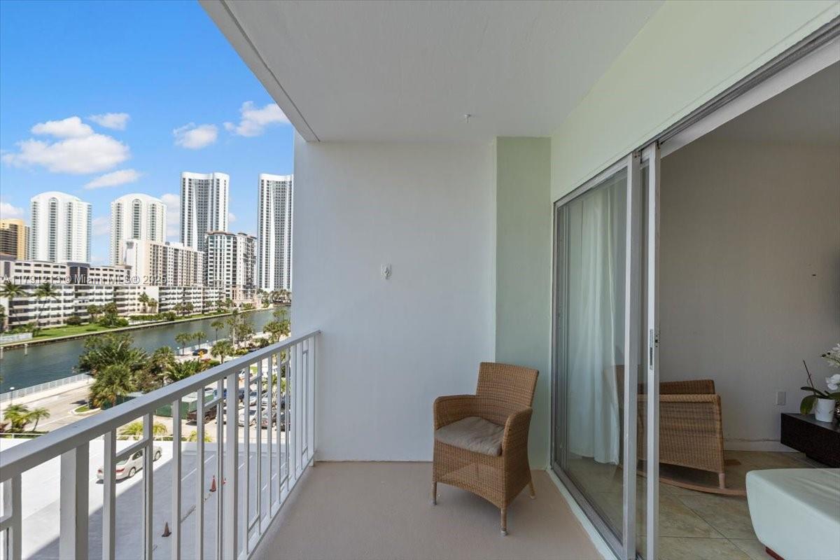 500 Bayview Dr #527 Sunny Isles Beach, FL 33160 500 Bayview Dr #527 Sunny Isles Beach, FL 33160