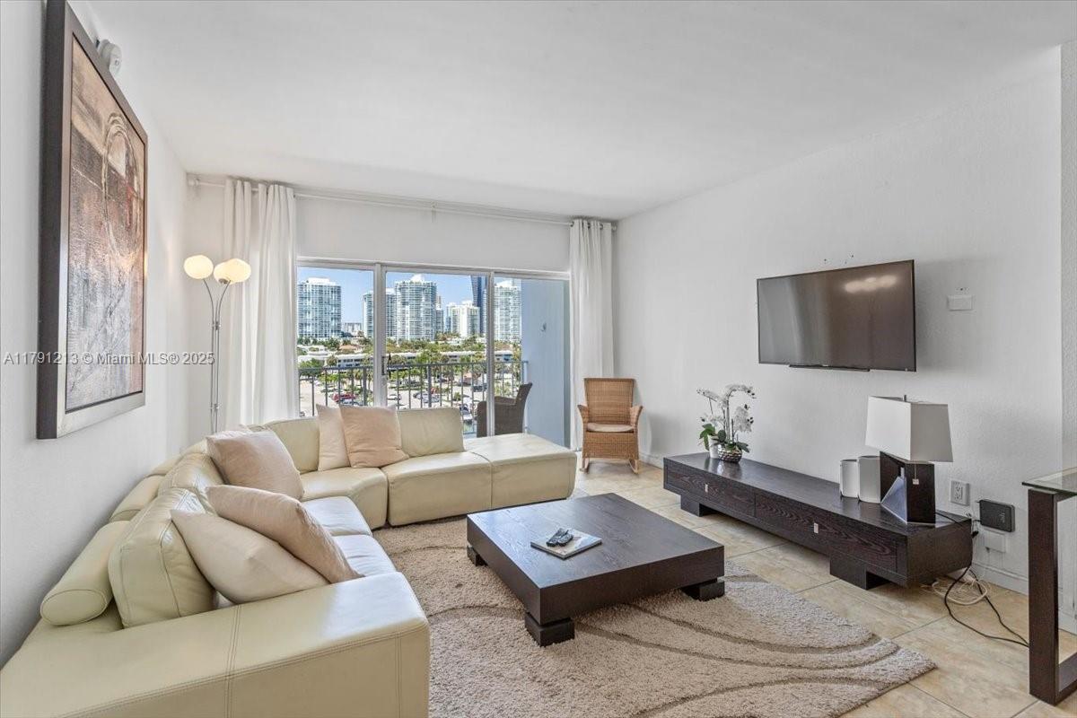 500 Bayview Dr #527 Sunny Isles Beach, FL 33160 500 Bayview Dr #527 Sunny Isles Beach, FL 33160