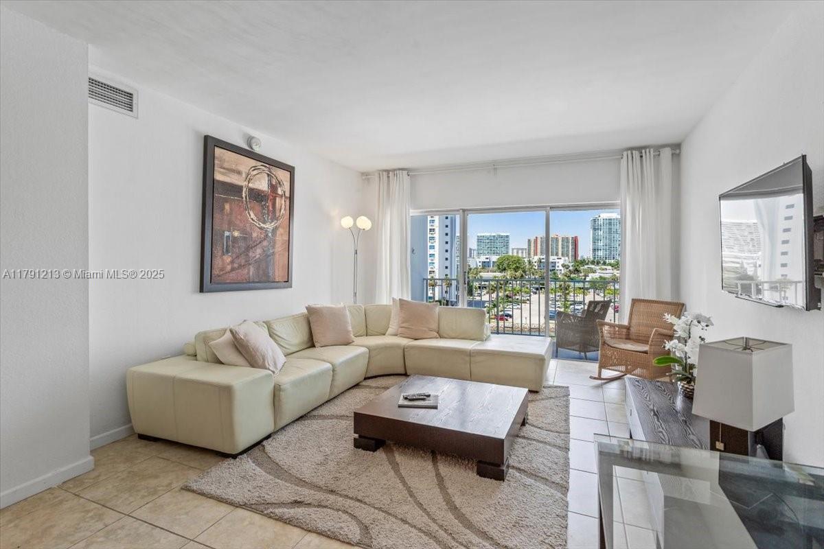 500 Bayview Dr #527 Sunny Isles Beach, FL 33160 500 Bayview Dr #527 Sunny Isles Beach, FL 33160