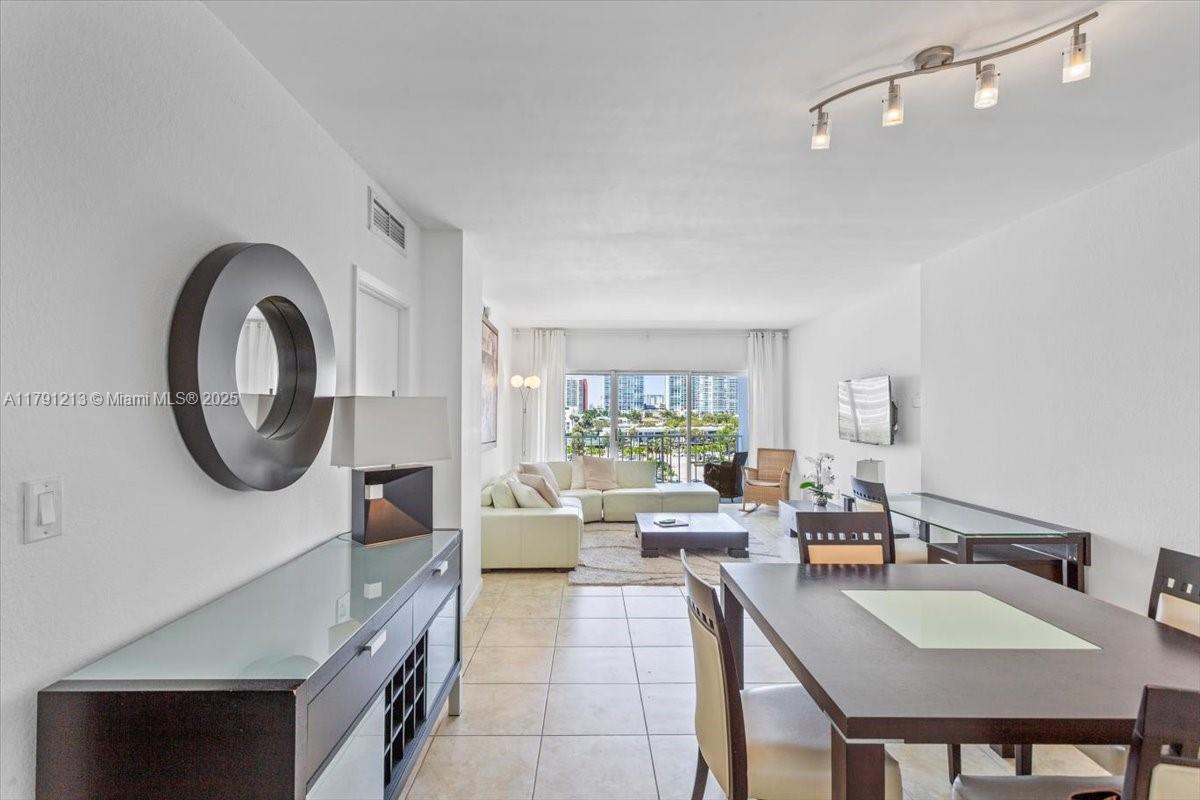 500 Bayview Dr #527 Sunny Isles Beach, FL 33160 500 Bayview Dr #527 Sunny Isles Beach, FL 33160
