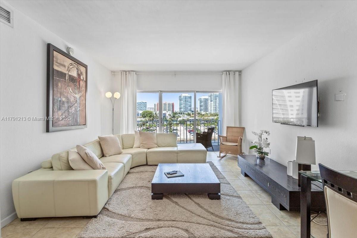 500 Bayview Dr #527 Sunny Isles Beach, FL 33160 500 Bayview Dr #527 Sunny Isles Beach, FL 33160
