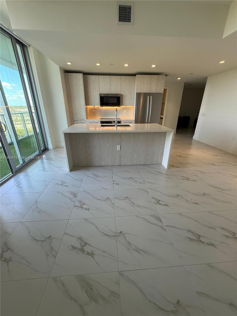 2000 Metropica Way #901