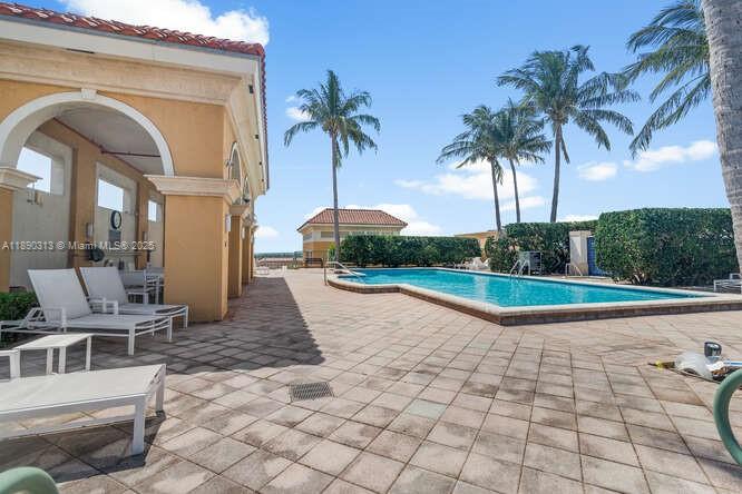 403 S Sapodilla Ave #104