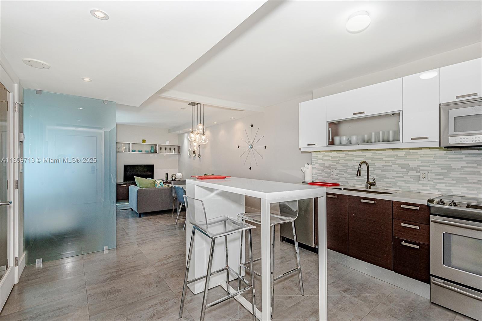 2301 Collins Ave #723