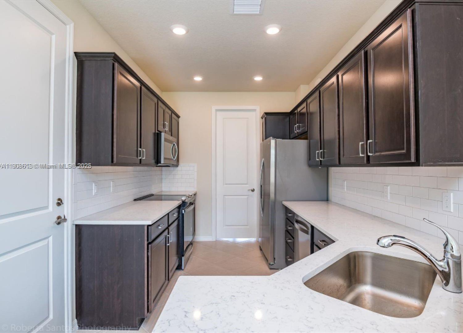 3932 Long Leaf Ln Hollywood, FL 33021