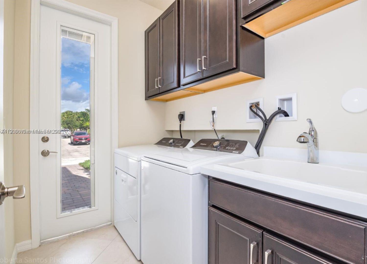 3932 Long Leaf Ln Hollywood, FL 33021