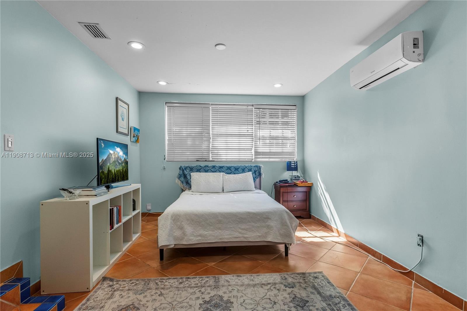 1875 Alamanda Dr North Miami, FL 33181