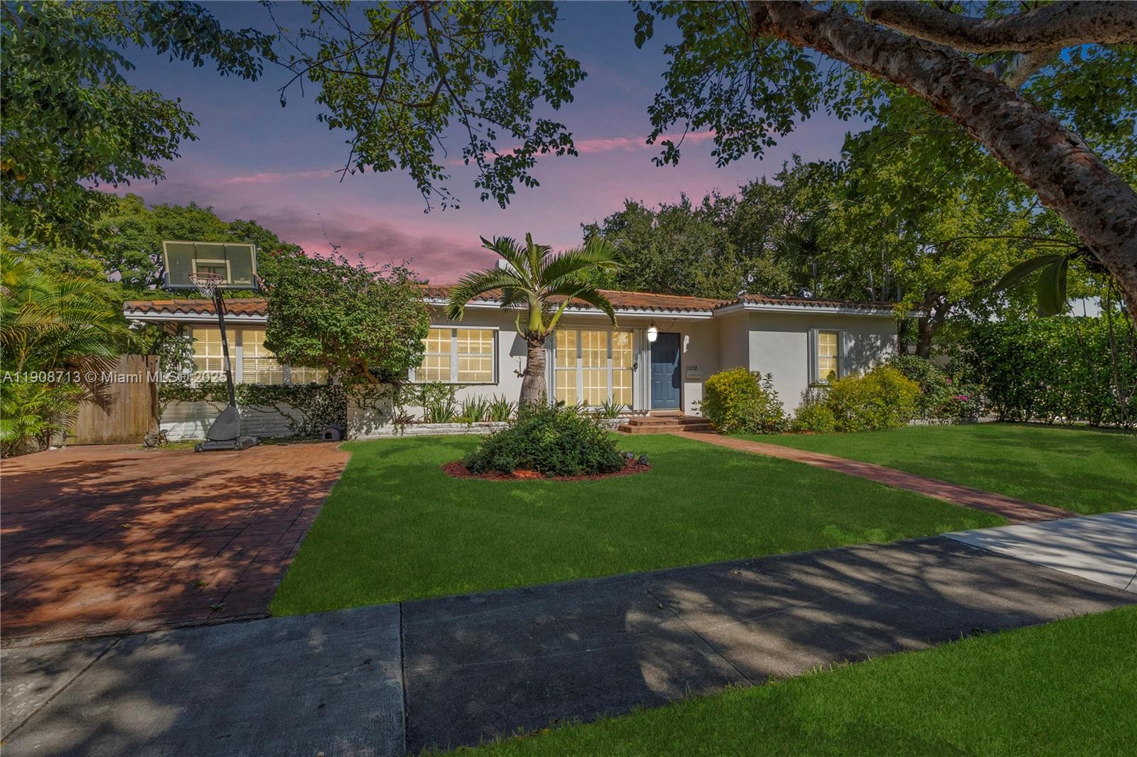 1875 Alamanda Dr North Miami, FL 33181