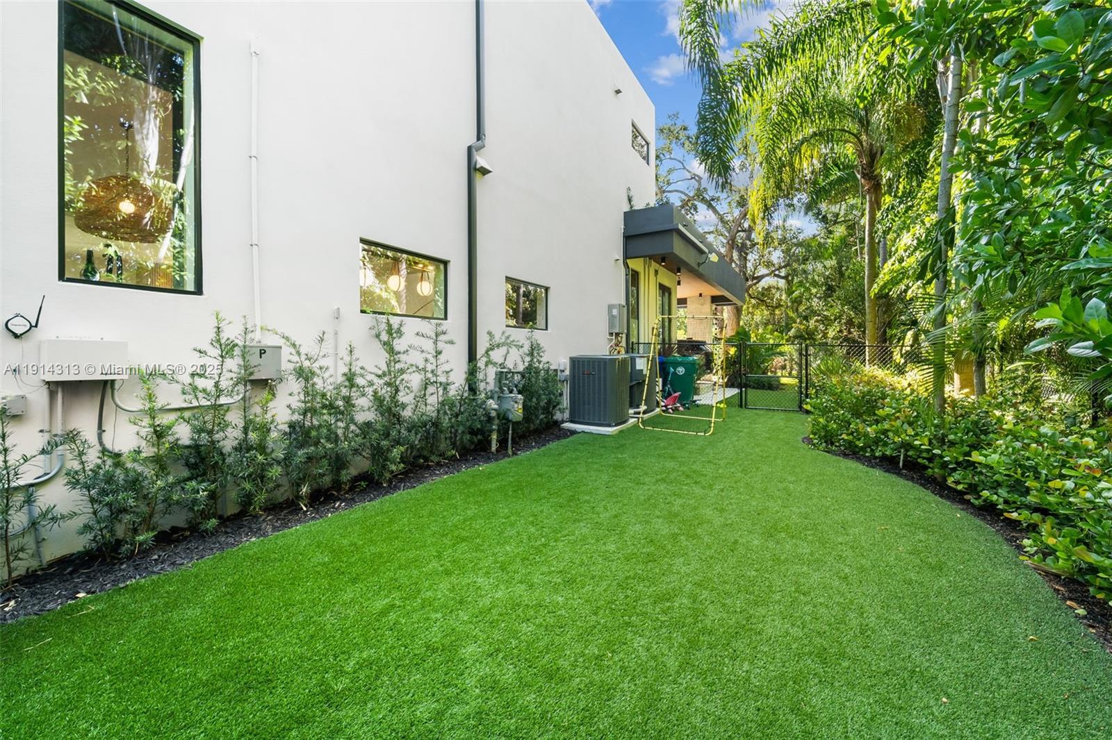 8625 NE 10th Ave Miami, FL 33138